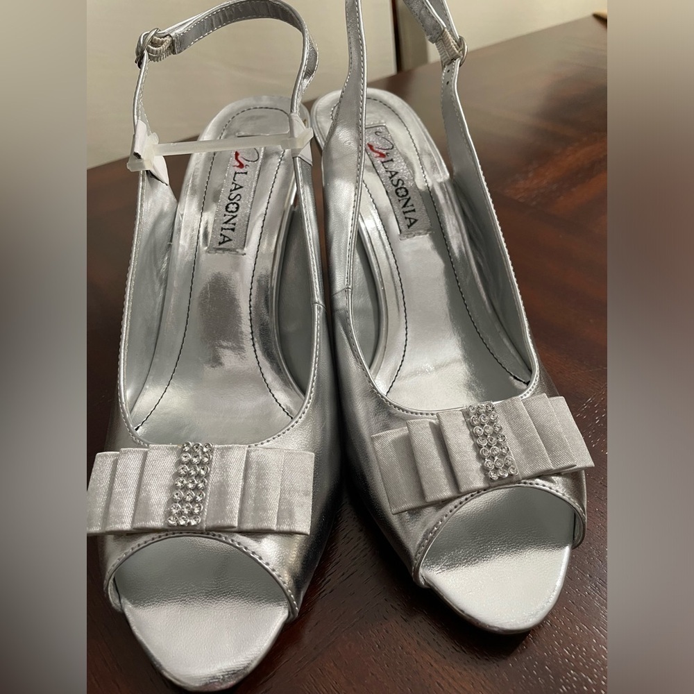 Lasonia women’s size 8.5 silver Mid heel front Bow and Rhinestone dress pump